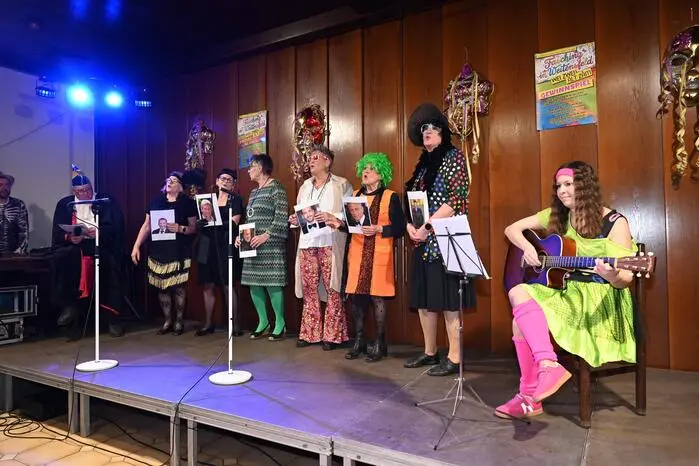 Gesanglich fragten sich die „Glorreichen Sechs“ (Gerlinde Reinsberger, Gertrude Foditsch, Reinhilde Vogl, Sabine Burkart, Ingrid Steger, Hermine Steindorfer sowie an der Gitarre Simone Schaschel), warum es keine Männer auf Amazon oder Zalando gibt.