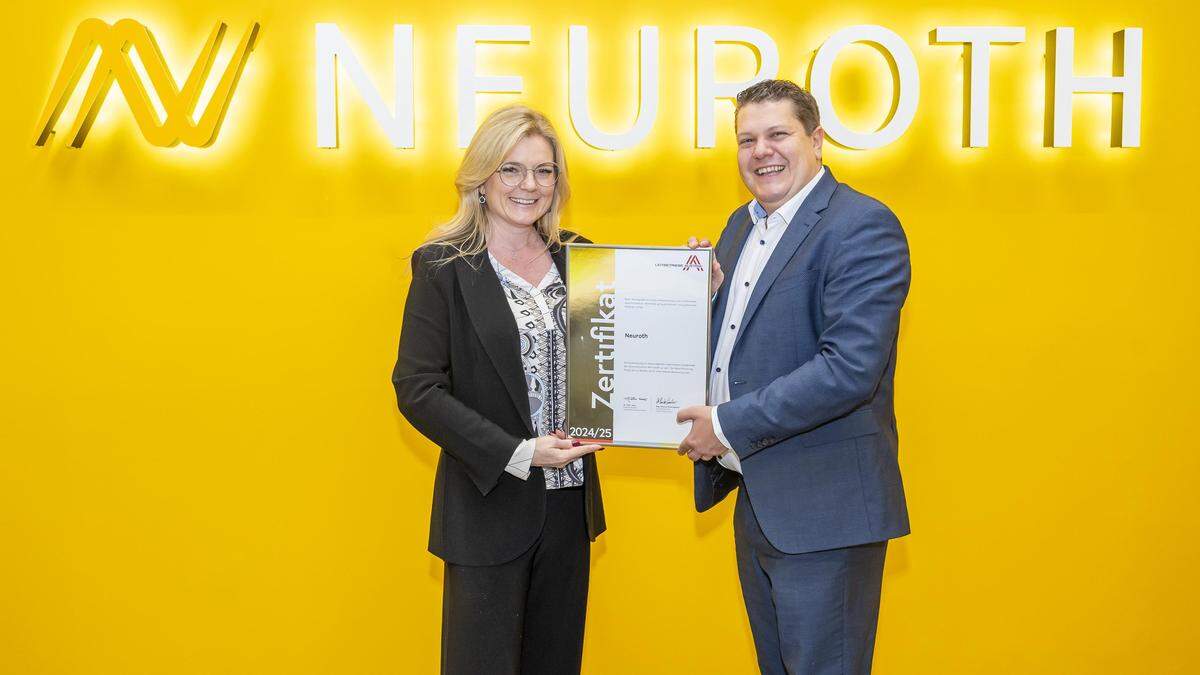 Monica Rintersbacher (Geschäftsführerin Leitbetriebe Austria) und Lukas Schinko (CEO der Neuroth-Gruppe) bei der Zertifikatsübergabe in Lebring-St. Margarethen