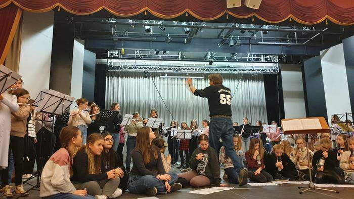 Fünf Schülerinnen der Musikschule Bad Radkersburg nahmen an einem Querflöten-Workshop unter der Leitung von Flötist Wil Offermans teil.