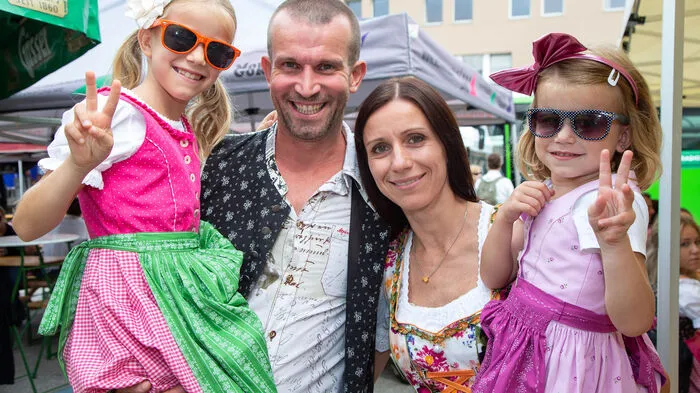 Die "größten Gabalier-Fans" sind Nora (8) und Marlene (3) aus Friedberg (Hartberg). Mit ihren Eltern Manfred und Claudia haben sie sich für ihren ersten Konzertbesuch besonders schick gemacht.