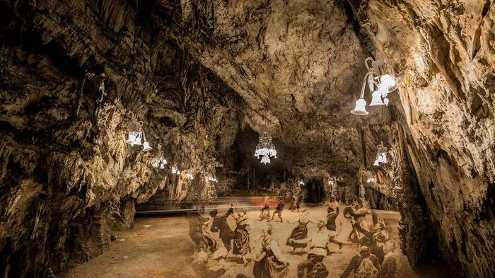 Als die Höhle von Postojna in Slowenien noch Adelsberger Grotte hieß, fanden in der unterirdischen Wunderwelt regelmäßig Tanzveranstaltungen statt. Aus dem im Styria-Verlag erschienenen Buch "Vergessene Paradiese – Entdeckungen, Ausflüge, Abenteuer im Alpen-Adria-Raum" von Georg Lux und Helmuth Weichselbraun.