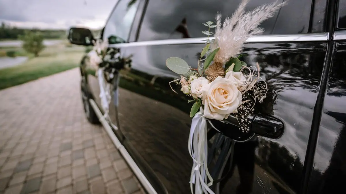 Mit Blumen geschmücktes Auto | Die Pkw waren in einem Hochzeitskonvoi unterwegs (Sujetfoto)