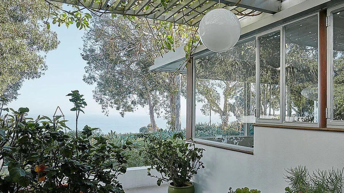Fenster verbinden die Bewohner mit der Natur: Freedman House, Pacific Palisades, 1949