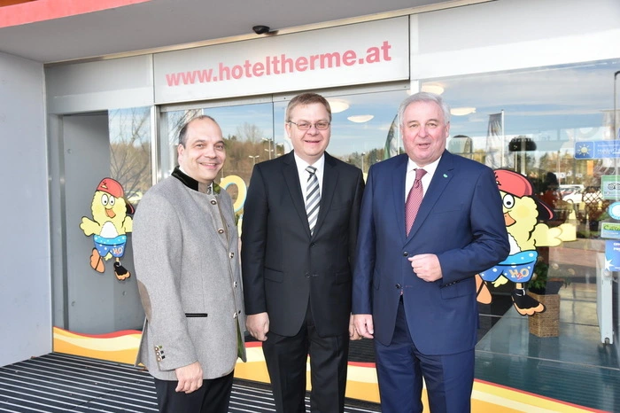 Landeshauptmann Hermann Schützenhöfer (rechts) und der Bad Waltersdorfer Bürgermeister Josef Hauptmann lobten den Einsatz der Unternehmerfamilie Rotter.