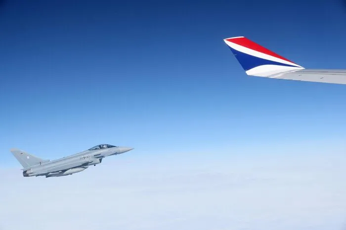 Der königliche Flug aus London wurde als Zeichen der Hochachtung von einem Eurofighter Typhoon begleitet.