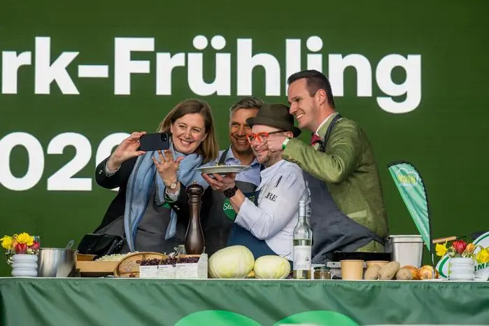 Selfie mit Andreas Krainer (Langenwang) von Staatssekretärin Barbara Eibinger-Miedl, Minister Wolfgang Hattmannsdorfer, Landesrat Stefan Hermann