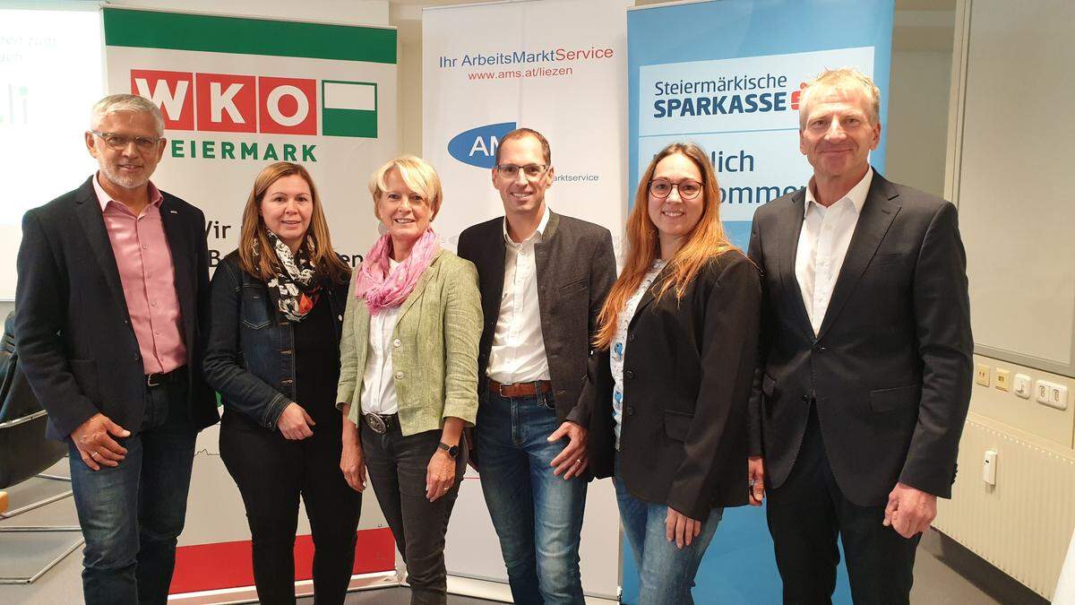 Egon Hierzegger (WK Ennstal/Salzkammergut), Christiane Schaunitzer (RML), Waltraud Huber-Köberl (Leiterin Bildungsregion Liezen), Helge Röder (AMS Liezen), Kathrin-Maria Engl (Steirische Volkswirtschaftliche Gesellschaft) und Heinz Walcher (Steiermärkische Sparkasse)