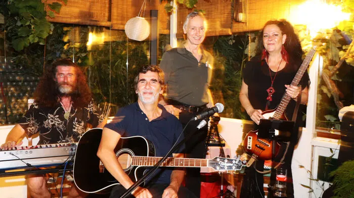 Der Kreuzwirt Walter Scheiber (3. von links) freute sich über einen ganz besonderen Live-Konzertabend in seiner Weinlaube "Isaballa" in St. Ulrich bei Feldkirchen.