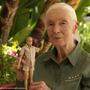 Die 88-jährige Wissenschafterin mit ihrer eigenen Barbie.