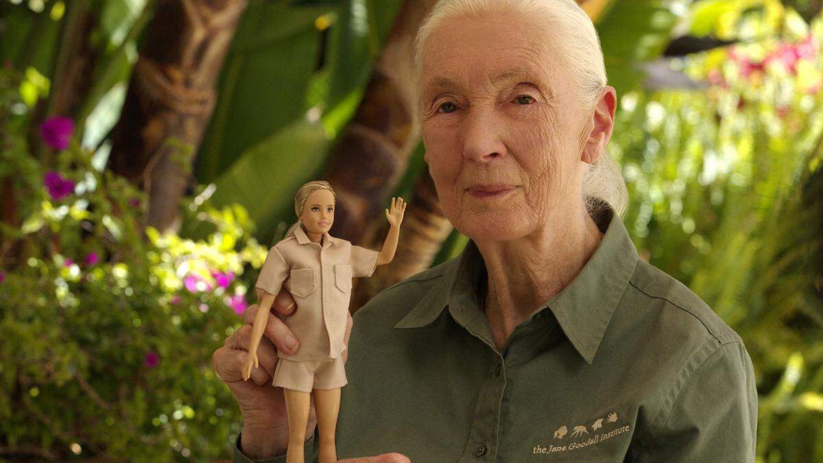 Die 88-jährige Wissenschafterin mit ihrer eigenen Barbie.