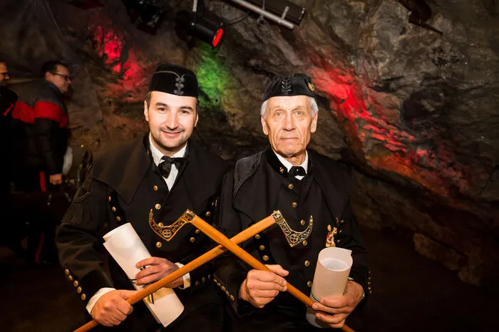 Heuer wurde diese Ehre Herbert Walder (links) und Robert Glantschnig zuteil. Walder ist Kommandant der FF Bleiberg, Glantschnig Leiter des MGV Morgensonne Kreuth.