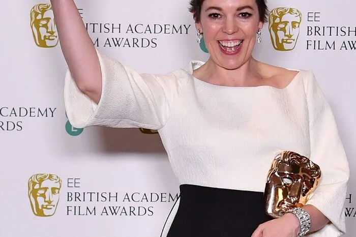 Die britische Schauspielerin Olivia Colman bekam für ihre Rolle als englische Königin Anne in "The Favourite" nach dem Golden Globe nun auch die goldene Bafta-Maske als beste Hauptdarstellerin. Insgesamt wurde der Film mit sieben Baftas ausgezeichnet.
