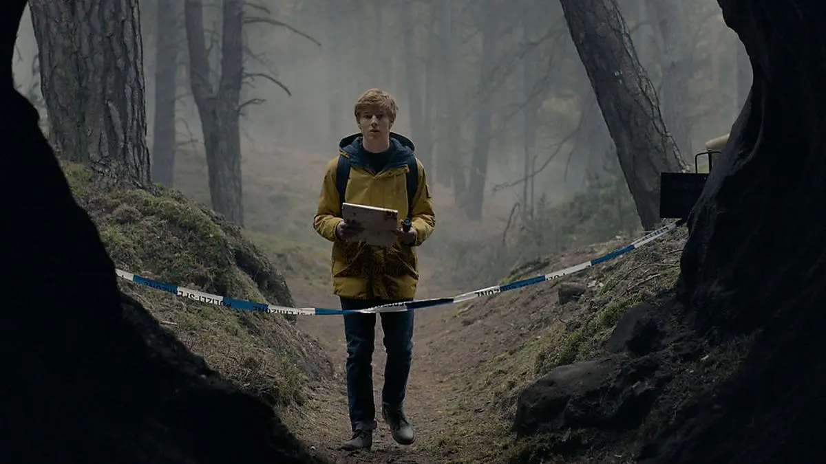 Fans von „Stranger Things“ wird es bekannt vorkommen: Eine Gruppe Jugendlicher sucht nach einem verschwundenen Schulkollegen