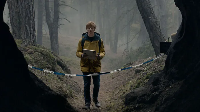 Fans von „Stranger Things“ wird es bekannt vorkommen: Eine Gruppe Jugendlicher sucht nach einem verschwundenen Schulkollegen