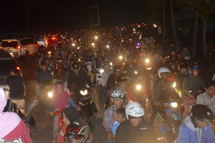 Die indonesische Erdbebenwarte gab kurzzeitig eine Tsunamiwarnung für die Provinzen Westjava und Zentraljava heraus. Sie wurde am frühen Samstagmorgen (Ortszeit) wieder aufgehoben, wie Nugroho mitteilte. Den Messungen der indonesischen Erdbebenwarte zufolge betrug die Stärke des Bebens 6,9. Laut dem Indischen Ozean-Informationszentrum INCOIS besteht keine Gefahr für die Länder am Indischen Ozean.