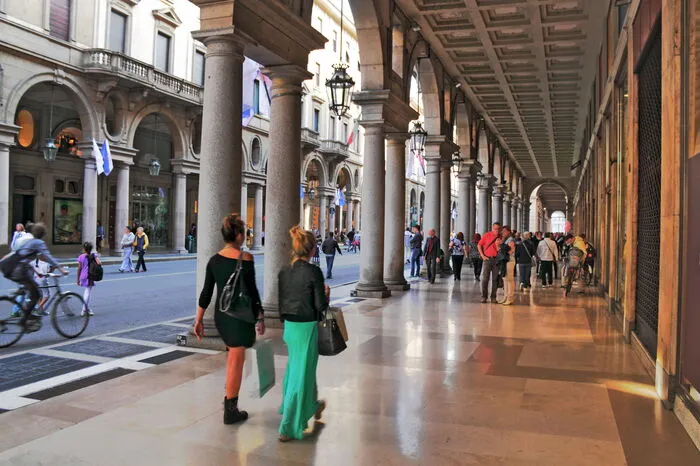 Es heißt, dass man in Turin keinen Regenschirm braucht. Insgesamt 18 Kilometer lange, breite Arkaden sind ein wichtiger Schauplatz des Lebens der Stadt im Piemont. Vor allem die Arkadengänge der Via Roma, die vom Bahnhof Stazione Porta Nuova ins Zentrum zur Piazza Castello führen und sich dann weiter entlang der Via Po bis zur Piazza Vittorio Veneto erstrecken. Die beiden Straßen sind gleichzeitig exklusive Einkaufsmeilen mit romantischen Cafés und Restaurants - für kleine und große Geldbörserl. Zeit zum Flanieren hat man genug, denn, wie die Turiner sagen, in ihrer Stadt regnet es nie.