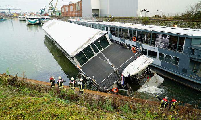 In Köln ist ein 63 Meter langes Partyschiff in seinem Winterquartier gesunken