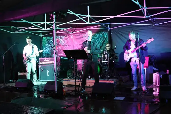 Übrigens: Dass der Friesacher Vizebürgermeister Stefan Pachler (rechts) auch auf der Bassgitarre eine gute Figur macht, kam beim Auftritt der Friesacher Band „Lautstoak“ klar zum Vorschein. 