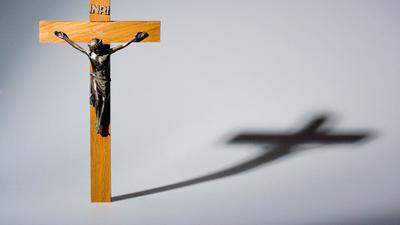 Das Kreuz in Schulen und Gerichten soll bleiben, sagt Sebastian Kurz