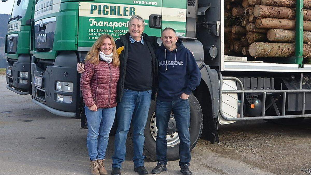 Rudi Wurm (Mitte) mit seinen langjährigen Chefs, Katarzyna und Peter Pichler