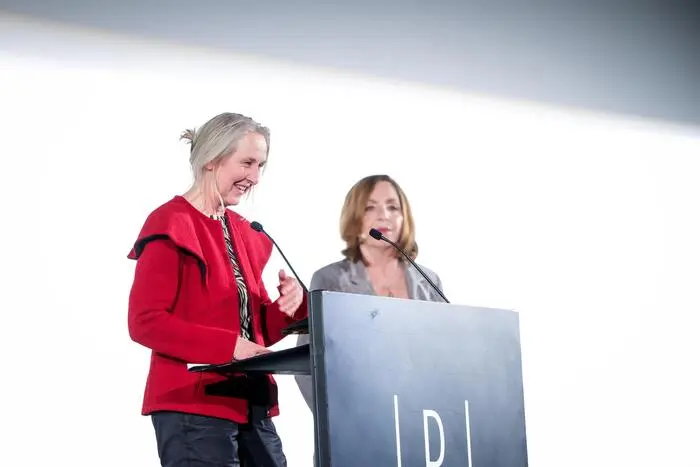 Großer Spielfilmpreis für Angela Summereder, hier auf der Bühne mit Moderatorin Susi Stach