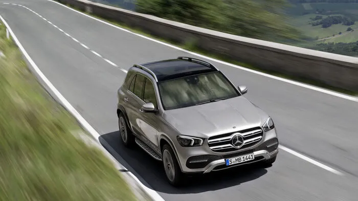 In Sachen SUV sind die Schwaben richtig gut aufgestellt – dennoch legt Mercedes mit der Neuauflage des GLE nach. Und der ist eine Nummer größer: Im Vergleich zum Vorgänger hat er acht Zentimeter mehr Radstand zu bieten. Daraus resultiert ein deutlicher Raumgewinn, insbesondere für die Passagiere im Fond.