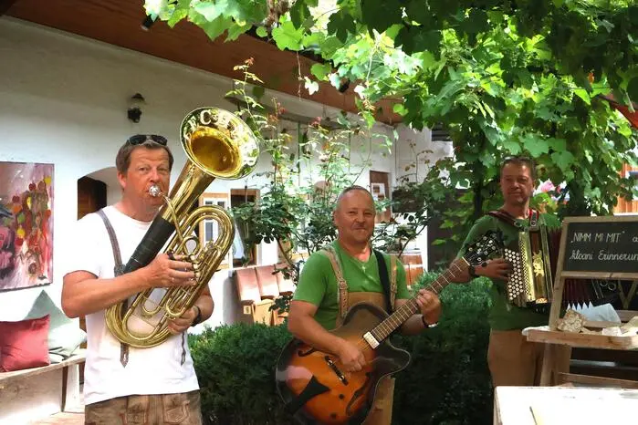 Musikalisch unterhielten die Tiefenbacher Dorfmusikanten. Bewaffnet mit ihren Instrumenten zogen sie durch die Tischreihen und brachten ihre Lieder direkt zu den Leuten.