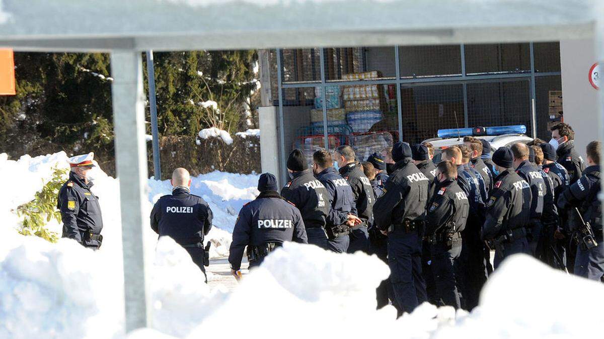 Schwerbewaffnet war die Polizei in Villach im Einsatz