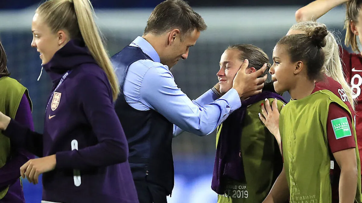 Phil Neville tröstete Fran Kriby