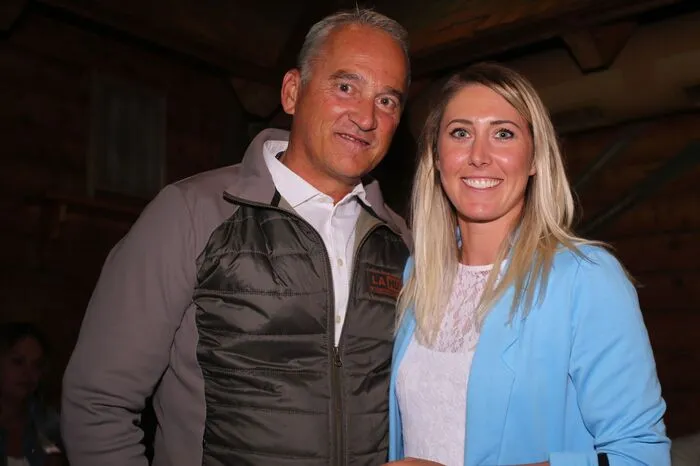 Hunderte Feierlustige feierten mit Stargast und Skirennläuferin Conny Hütter ihre WM-Medaille. Hier ist sie mit LaHü-Chef Alfred Pierer zu sehen.