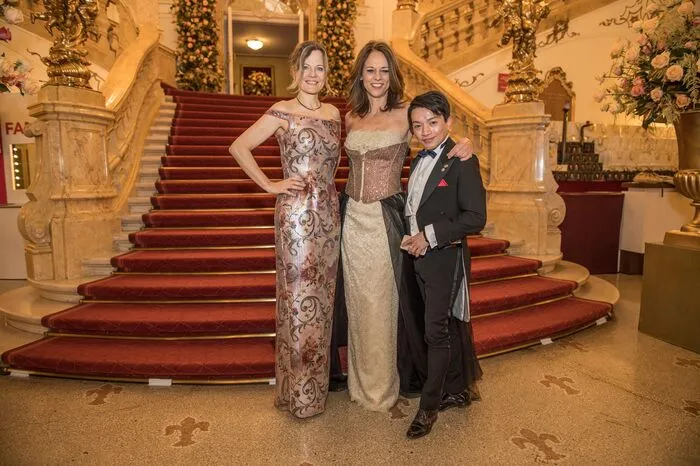 Monika Wogrolly („Living Culture“) mit TV-Star Vera Russwurm und dem Modeschöpfer La Hong Nhut.