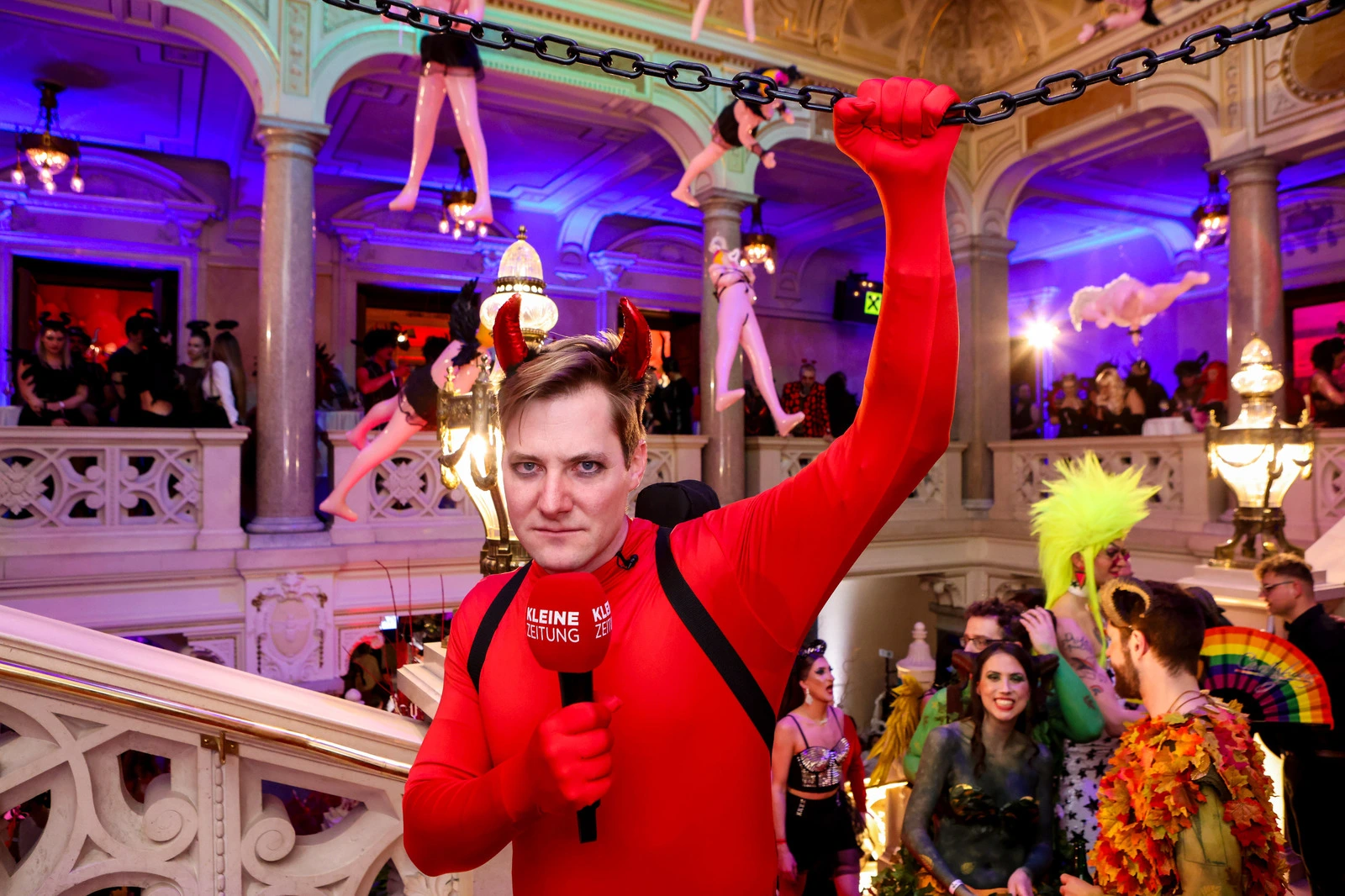 Michael Großschädl war als Sonderreporter am Tuntenball unterwegs