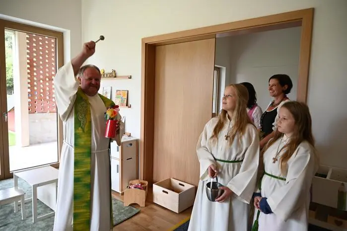 Nach der Heiligen Messe am Sonntag segnete Pfarrer Johannes Fötsch das Gebäude