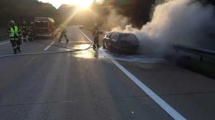 Sonntagabend musste die Tauernautobahn Richtung Salzburg auf Höhe Weißenstein kurzzeitig gesperrt werden. Grund dafür war ein Auto, das in Vollbrand geraten war.