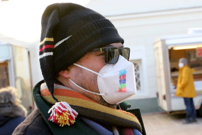 Klar, dass dabei die FFP2-Maske und der „Nasenbohrer-Abstand“ nicht fehlen durften. 