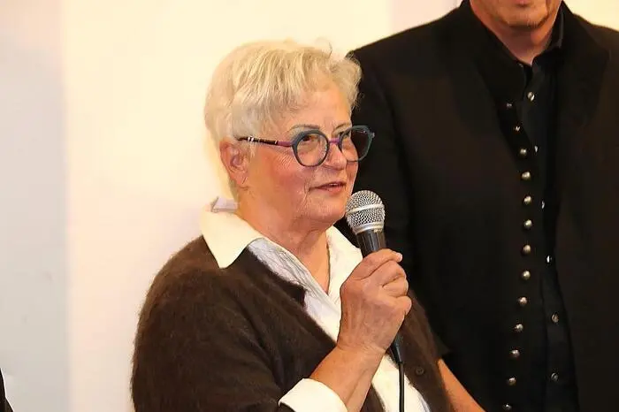 eröffnete die Ausstellung, Obfrau Uedl sprach zu den Werken. 