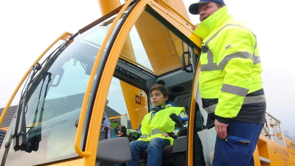 Der junge Südsteirer Mario Müller (9) durfte einen 70-Tonnen-Kran der Firma Prangl steuern