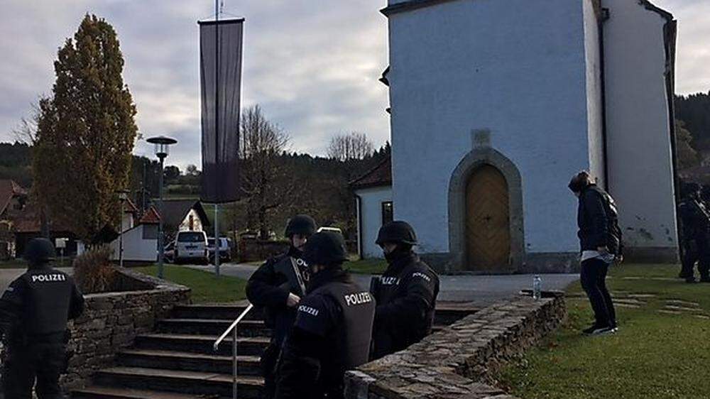 Bewaffnete Polizisten sichern die Kirche während der Messe