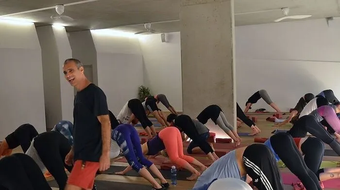 Bryan Kest in Aktion im Yuna Yoga Studio Graz 