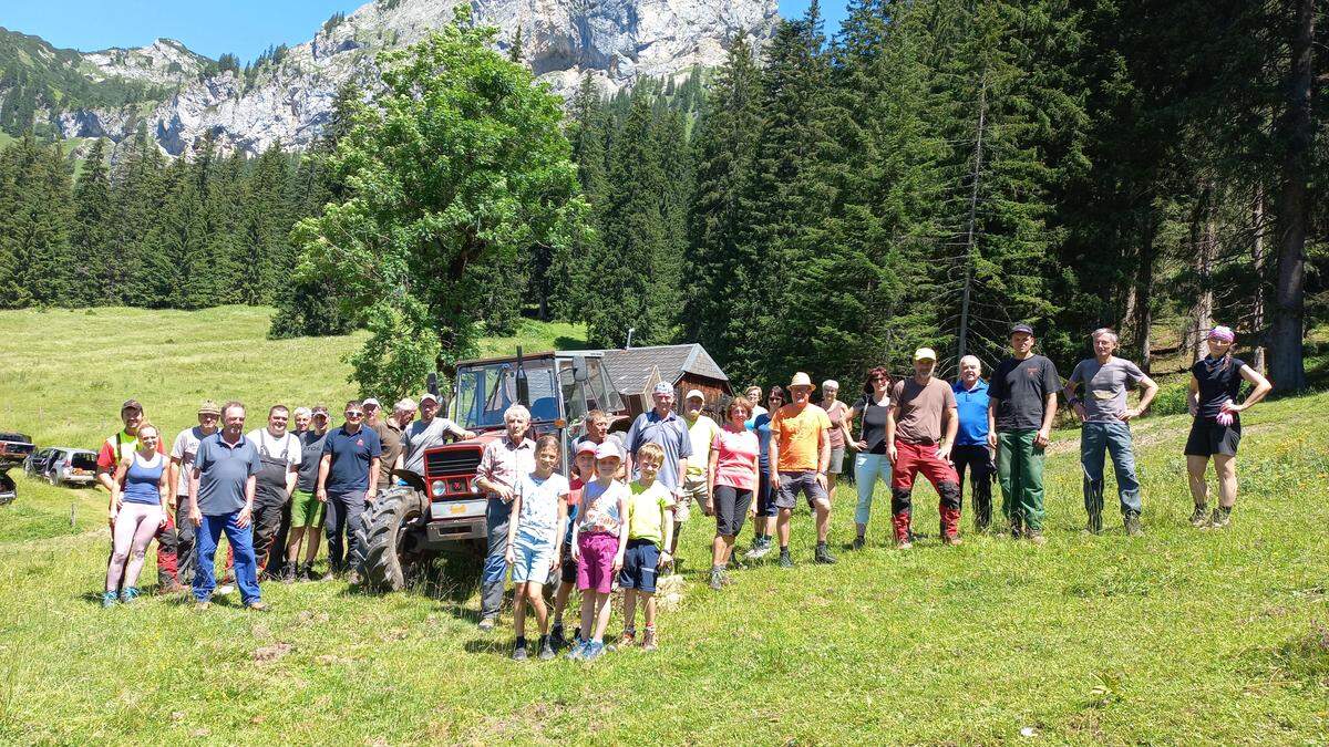 Viel Helferinnen und Helfer fanden sich am Wochenende zum Schwenden auf der Gsollalm im Raum Eisenerz ein