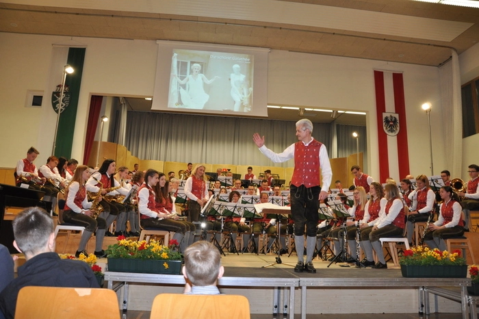 Als musikalische Gäste waren „4ME“ eingeladen, Teilnehmer an der „Großen Chance der Chöre“. Die Musikstudenten aus Kärnten und der Steiermark begeisterten das Publikum mit Stimmqualität und Rhythmusgefühl.