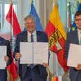 Feierliche Unterzeichnung eines Abkommens zwischen Friaul-Julisch-Venetien und dem Land Kärnten mit Stefano Zannier, Peter Kaiser und Martin Gruber (von links)