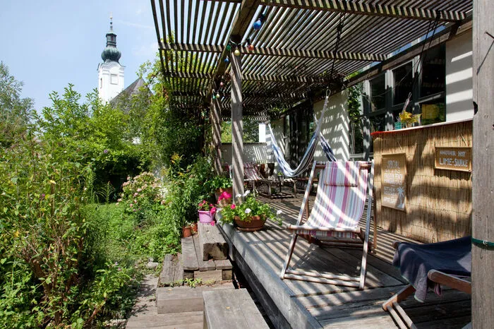Danach wurde wieder gesponnen, in den 1990er-Jahren der Betrieb eingestellt. Mehrere Jahre wartete das Objekt auf Käufer, weshalb es relativ billig war. Horaks griffen zu.