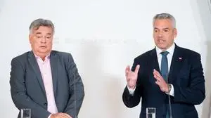 Verschiedene Zugänge, selbes Ziel: Kanzler Nehammer und Vizekanzler Kogler werben um Mut und Zuversicht.