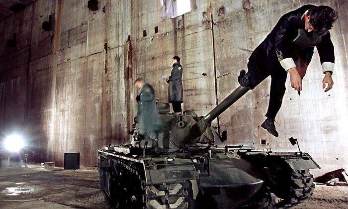 „Die letzten Tage der Menschheit“ ist ein viel gegebenes Drama. Inszeniert im Theater im U-Boot-Bunker in Bremen 1999
