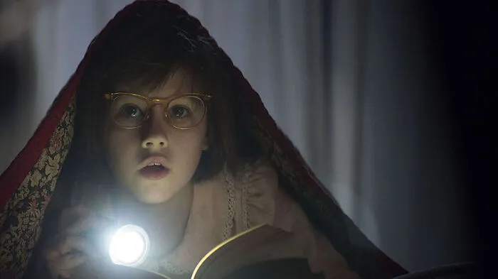 Waisenkind Sophie (Ruby Barnhill) lebt in einem Londoner Mädchenheim. Nachts, wenn alle anderen schlafen, liest sie heimlich unter der Bettdecke.