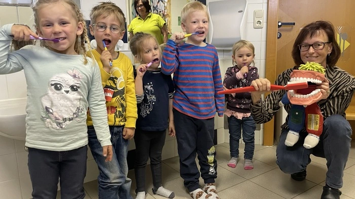 Edith Schneller ist unterwegs in Volksschulen und Kindergärten, um den Kindern das Zähneputzen näherzubringen.