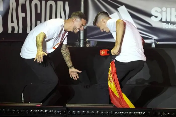 Die spanischen Fußballer zeigten auf der Bühne ihre Tanzkünste . . .