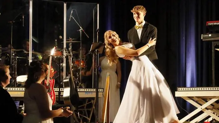 Unter dem Motto „Golden Night – Der Glanz der vergangenen vier Jahre“ ließen es am Samstag 42 Maturantinnen und Maturanten bei ihrem Ball in Birkfeld krachen.
