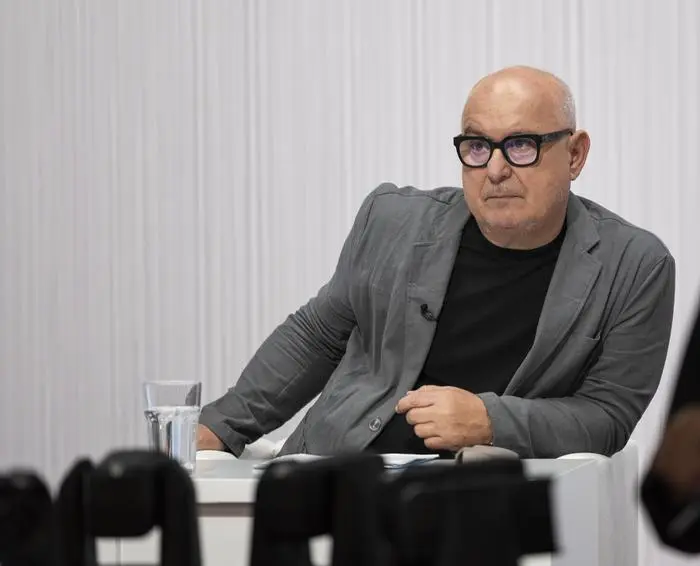 ABD0089_20250625 - KLAGENFURT - ÖSTERREICH: Bis zum Samstag lesen 14 Autorinnen und Autoren bei den Tagen der deutschsprachigen Literatur in Klagenfurt um die Wette. Im Bild: Juryvorsitzender Klaus Kastberger im Rahmen der Auslosung der Lesereihenfolge am Mittwoch, 25. Juni 2025 in Klagenfurt. - FOTO: APA/WOLFGANG JANNACH